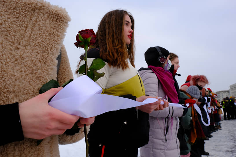 Акция &quot;Цепь солидарности&quot; в поддержку Юлии Навальной и всех женщин-политзаключенных у памятника жертвам политических репрессий на Воскресенской набережной