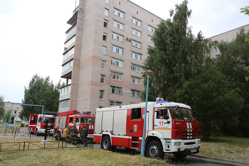 Пожарные машины возле Елизаветинской больницы