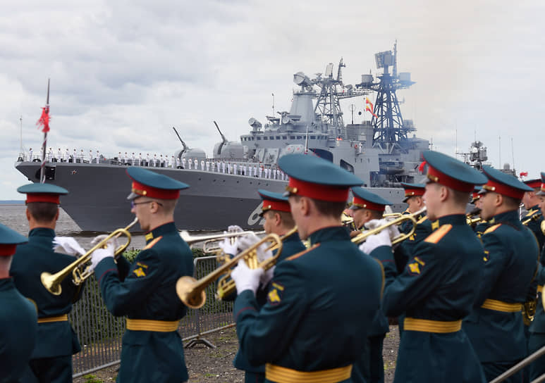 Военно-морской парад в честь Дня Военно-морского флота (ВМФ) России в Кронштадте