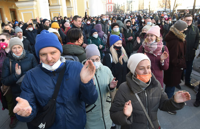 Несогласованная акция против специальной военной операции на Украине на Невском проспекте у Гостиного двора