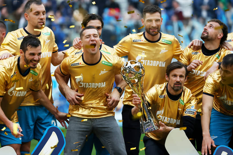 Игроки команды &quot;Зенит&quot; с кубком после окончания матча