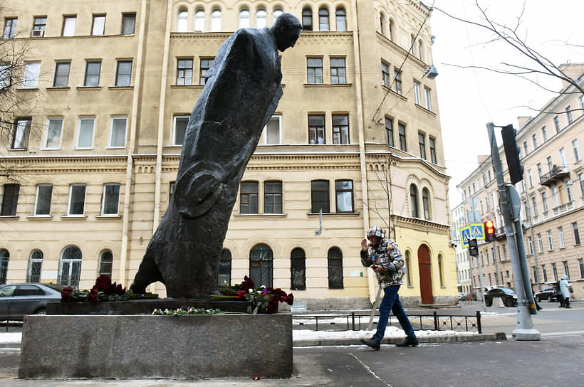 Памятник поэту Александру Блоку на улице Декабристов, дом 57