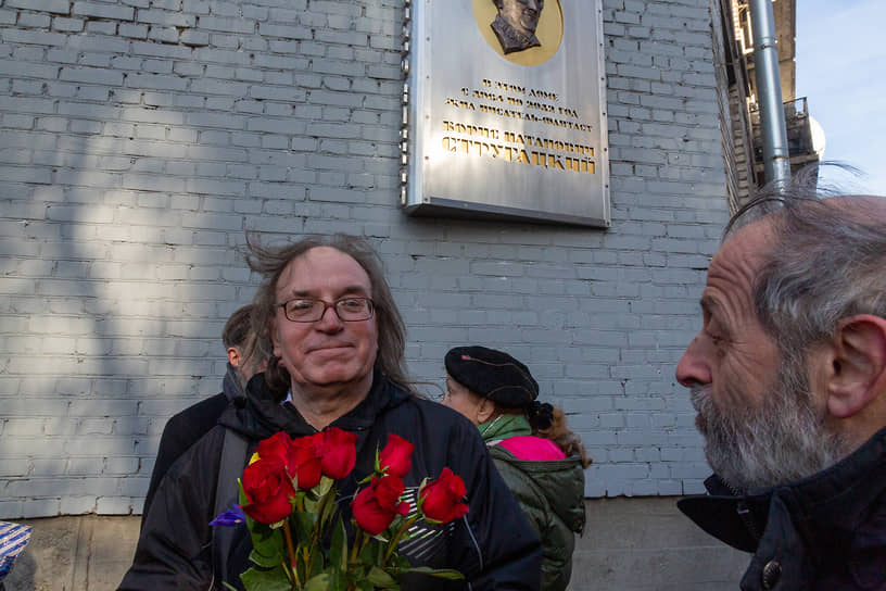 Церемония открытия мемориальной доски Борису Стругацкому на доме по адресу ул. Победы, д. 4, который жил в этом доме с 1964 по 2012 годы. Сын Бориса Стругацкого Андрей и политик Борис Вишневский после церемонии