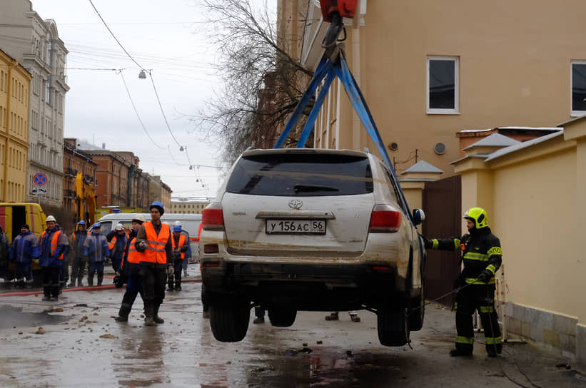 Сотрудники МЧС и коммунальных служб во время ликвидации последствий аварии