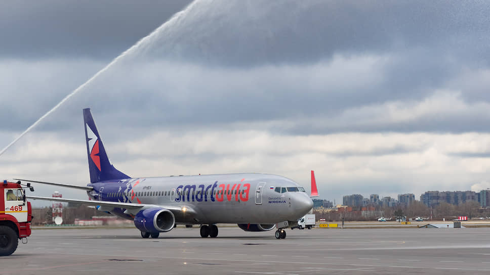 Самолет Boeing 737-800 российской авиакомпании Smartavia в аэропорту Пулково.