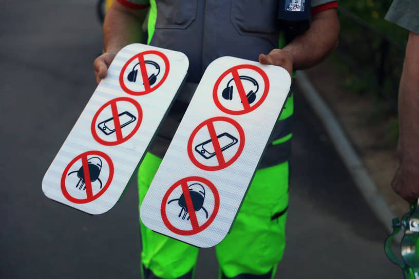 Новые дорожные знаки новые знаки «Без наушников. Без телефона. Без капюшона» на улицах Санкт-Петербурга