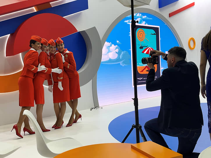 Стенд компании «Аэрофлот» на ПМЭФ-2023. Девушки в костюмах стюардесс.