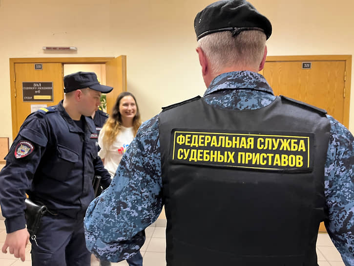 Суд в Санкт-Петербурге над художницей Александрой Скочиленко по делу о дискредитации армии.