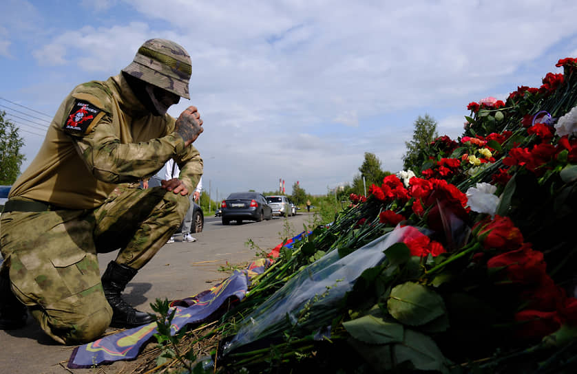 Человек в военной форме с нашивками ЧВК &quot;Вагнер&quot; возле стихийного мемориала перед бывшим офисом &quot;ЧВК Вагнер Центра&quot; на Зольной улице