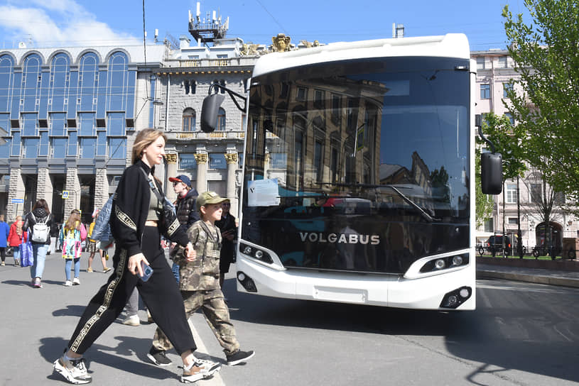 IV Международный транспортный фестиваль «Spb Transport Fest” на Манежной площади. Обновленный газомоторный автобус «5270G» компании «Волгабас Групп» (Volgabus). Архив "Ъ-СПб". 