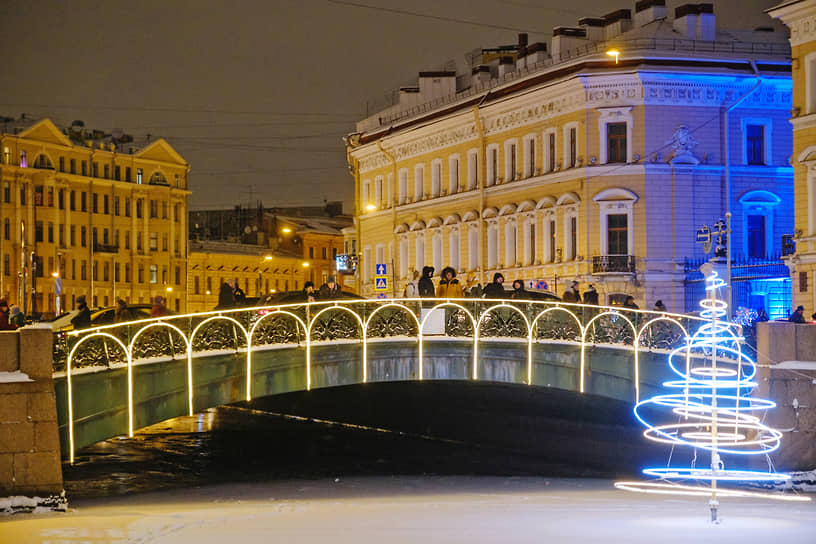 Новогоднее украшение города. Река Мойка. Певчий мост. Январь 2023 года.
