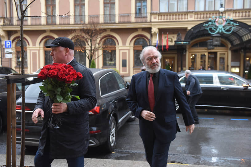 Церемония прощания с Юрием Темиркановым в Большом зале Петербургской филармонии. Валерий Гергиев перед церемоний прощания.