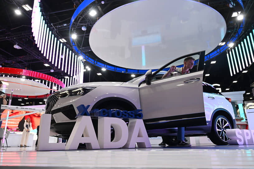 Автомобиль Lada X-Cross 5 на стенде АО "АВТОВАЗ", представленный на ПМЭФ-2023.