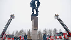 В двух районах Петербурга в честь пожарных открыли монумент и памятную стелу