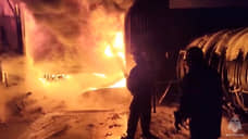 В Петербурге по повышенному номеру тушат пожар в ангаре в Невском районе