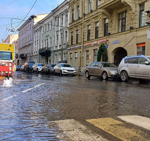 В центре Петербурга из-за коммунальной аварии затопило Караванную улицу