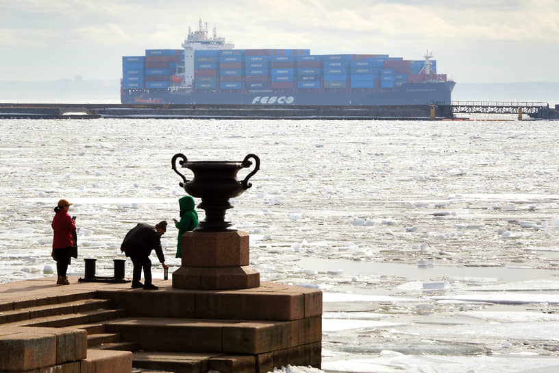 Контейнеровоз Sankt-Peterburg под флагом Либерии сел на мель в Финском заливе напротив Кронштадта