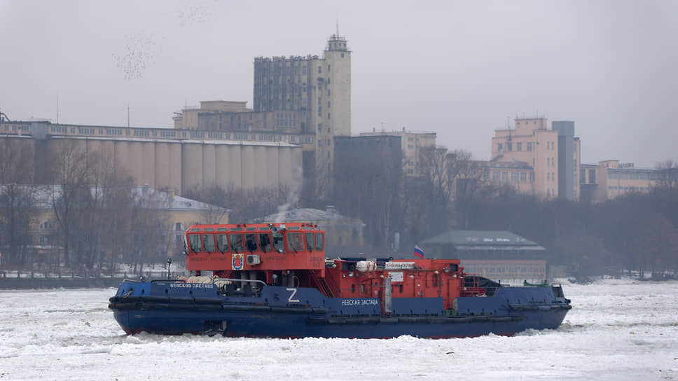 Речной ледокол "Невская застава" ломает лед на месте строительства моста