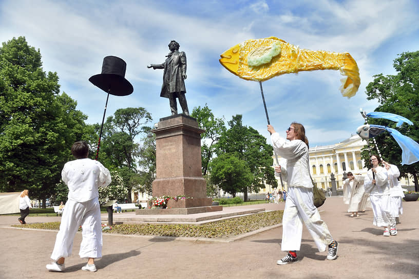 Участники поэтического марафона у памятника Александру Сергеевичу Пушкину на площади Искусств