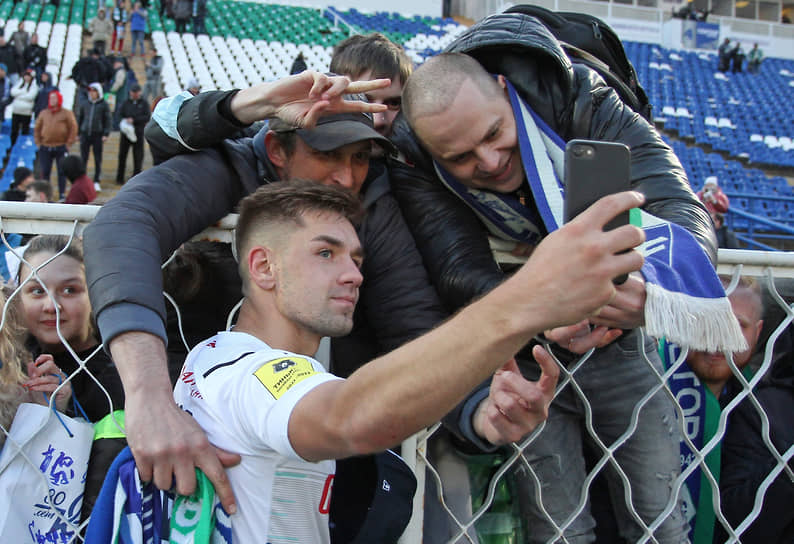 Защитник «Крыльев Советов» Юрий Горшков фотографируется с самарскими болельщиками.
