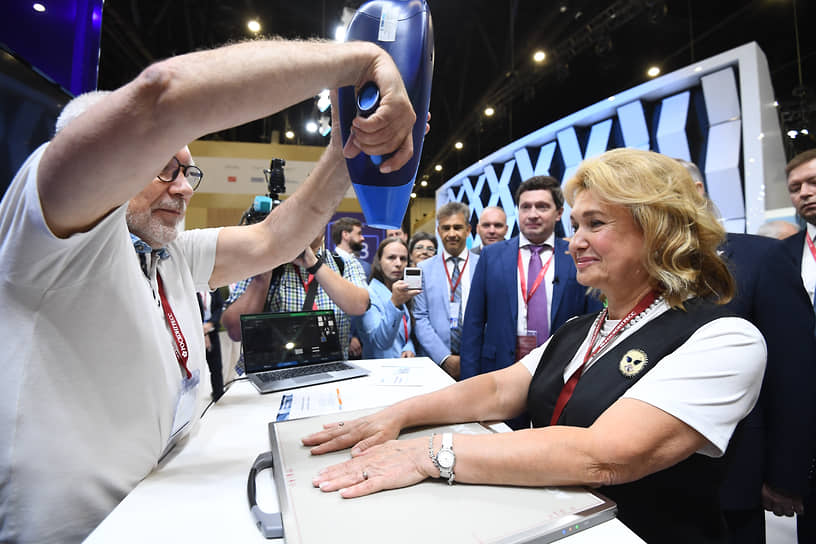 Депутат фракции КПРФ Заксобрания Санкт-Петербурга Ирина Иванова (справа) на Петербургском экономическом форуме 2024 года.