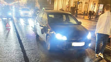 Иномарка сбила двух женщин на пешеходном переходе на Невском проспекте