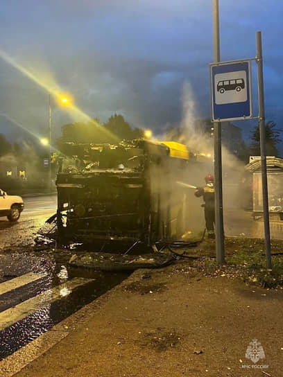 Сгоревший автобус на Физкультурной улице в Выборге