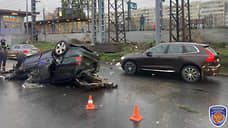 Иномарка опрокинулась на крышу после удара об опору ЛЭП на Витебском проспекте