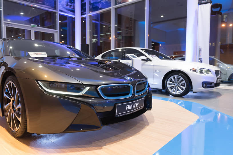 Автомобиль BMW i8 в одном из автосалонов Петербурга