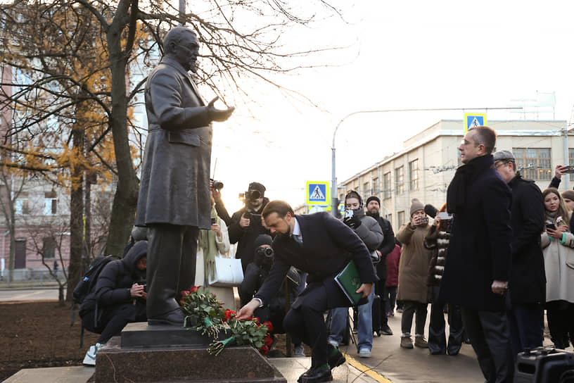 Памятник адвокату Владимиру Спасовичу у здания юрфака СПбГУ