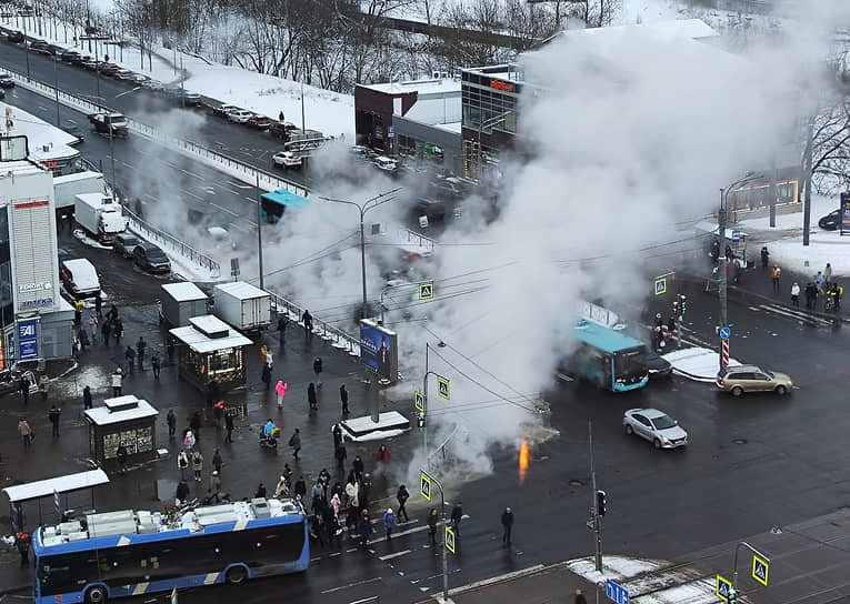 Последствия прорыва трубы с кипятком у станции метро «Приморская»