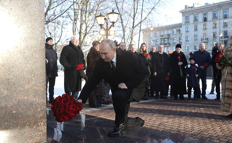 Президент России Владимир Путин возложил цветы к памятнику первому мэру Петербурга Анатолию Собчаку