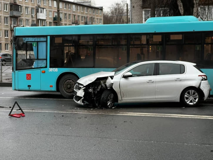 Последствия ДТП с участием двух автобусов в Петербурге