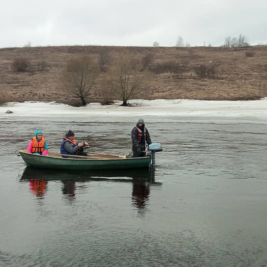 Водолазная группа, занимавшаяся поисками утонувшего мальчика в реке Тосна.