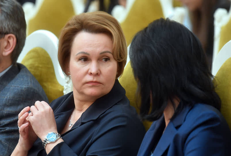 Уполномоченный по правам ребенка в Санкт-Петербурге Анна Митянина (слева) во время заседания.