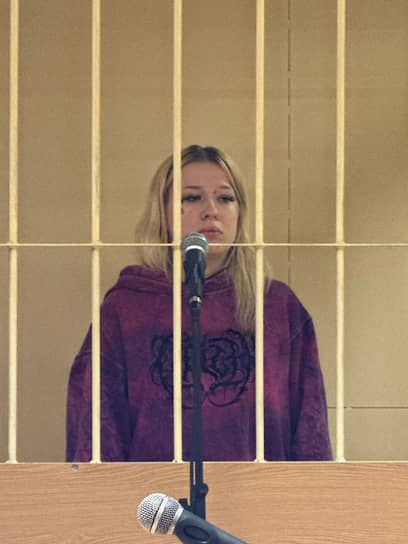 Петербурженка Алена Васильева, которая помочилась на свой паспорт и стала фигурантом дела о хулиганстве