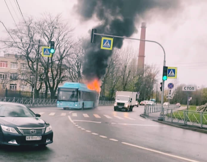 Лазурный автобус, сгоревший на Цитадельском шоссе в Кронштадте.