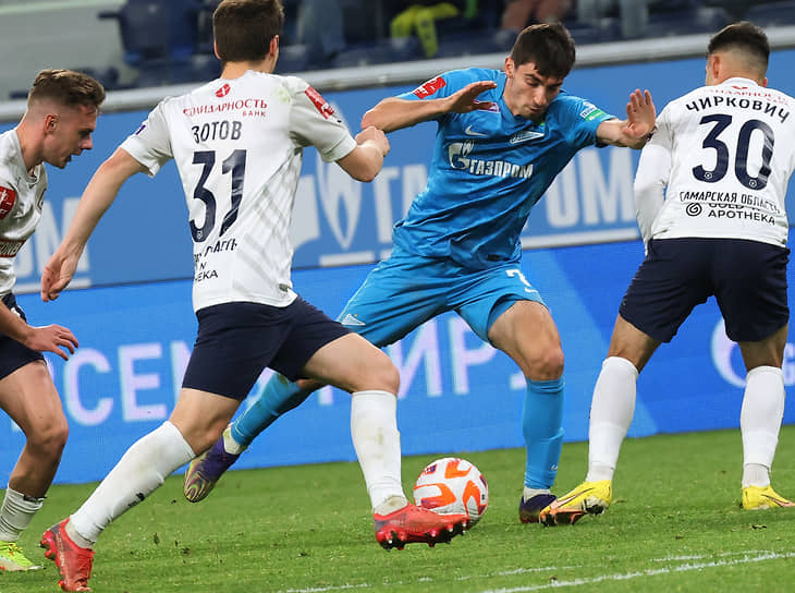 Экс-футболист сине-бело-голубых Зелимхан Бакаев в центре снимка