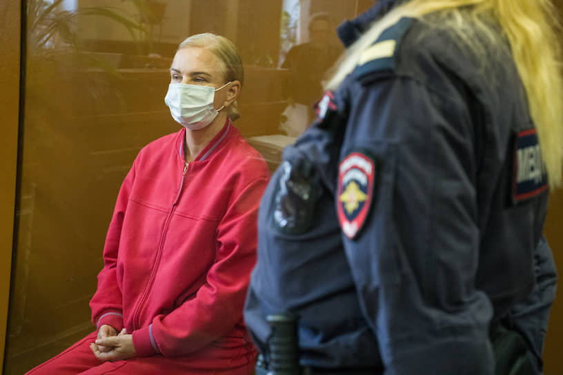 Обвиняемая в получении взятки в особо крупном размере экс-глава администрации Колпинского района Санкт-Петербурга Юлия Логвиненко в Колпинском районном суде