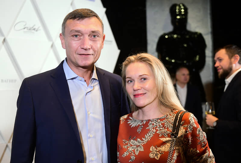 Вручение ежегодных премий "Твердые знаки" от ИД "КоммерсантЪ" в Санкт-Петербурге" в ресторане "Кристал". Людмила Рева, коммерческий директор SRV с супругом в сентябре 2020 года.