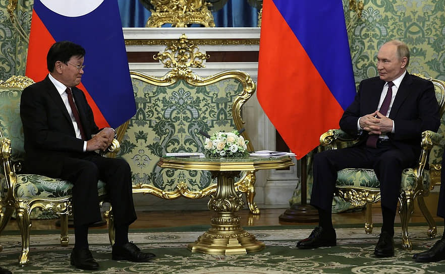 Встреча президента Лаосской Народно-Демократической Республики Тхонглуна Сисулита (слева) с президентом РФ Владимиром Путиным