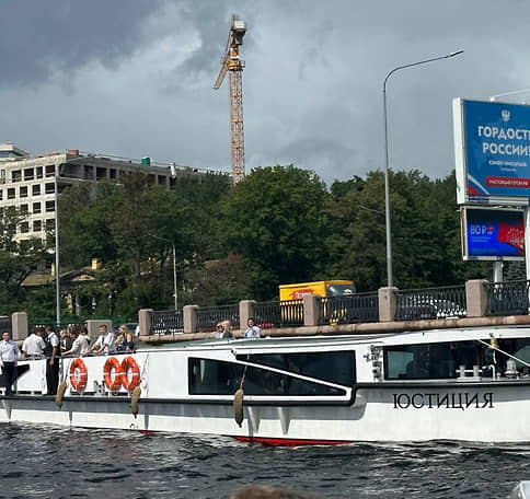 На Карповке в честь открытия нового причала спустили на воду теплоход «Юстиция»