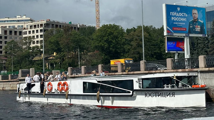 На Карповке в честь открытия нового причала спустили на воду теплоход «Юстиция»