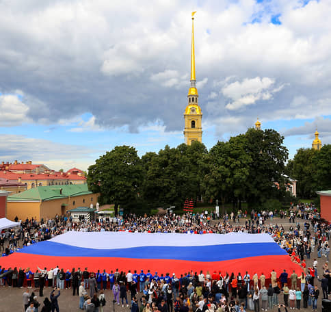 Российский триколор площадью 1500 метров развернули в Петропавловской крепости