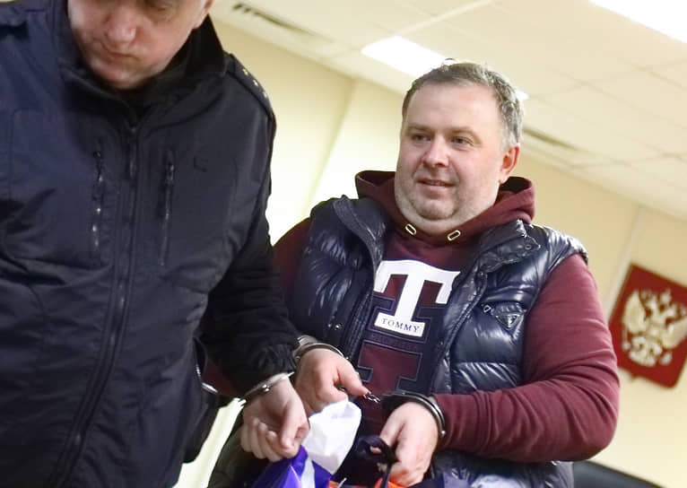Бывший заместитель председателя комитета по транспорту Санкт-Петербурга Ренат Ягудин (справа), во время определения меры пресечения в Смольнинском районном суде.