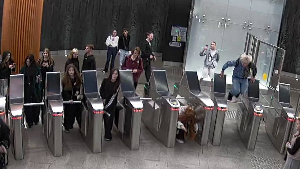 Петербургские подростки вновь стали массово перепрыгивать через турникеты в метро
