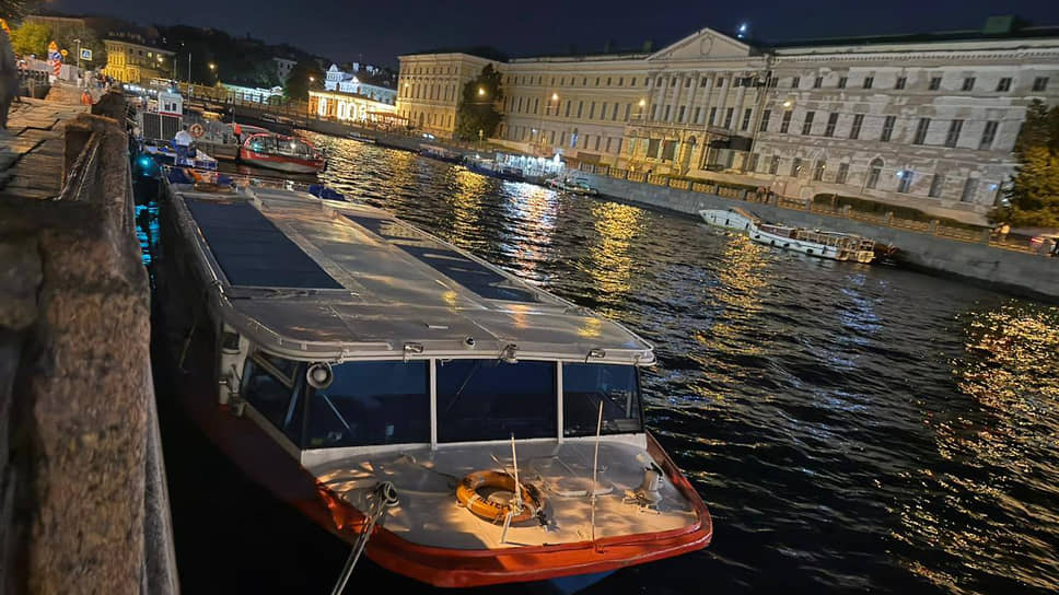 Теплоход «Чародейка» столкнулся с мостом Белинского в Петербурге