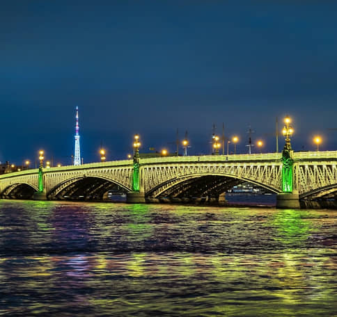 На петербургских мостах включили подсветку по случаю годовщины начала блокады