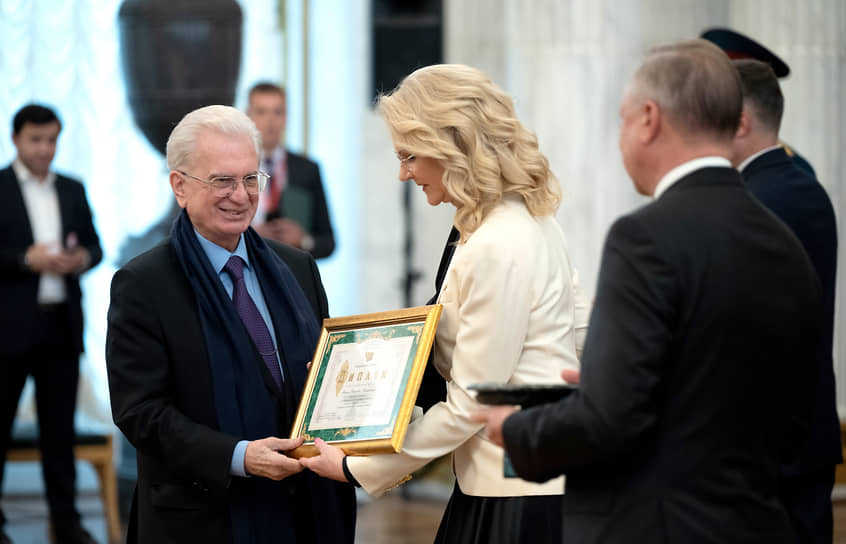 Директор Государственного Эрмитажа Михаил Пиотровский (слева) и заместитель председателя Правительства России Татьяна Голикова, во время вручения Михаилу Пиотровскому Эрмитажной премии в области культуры и искусства
