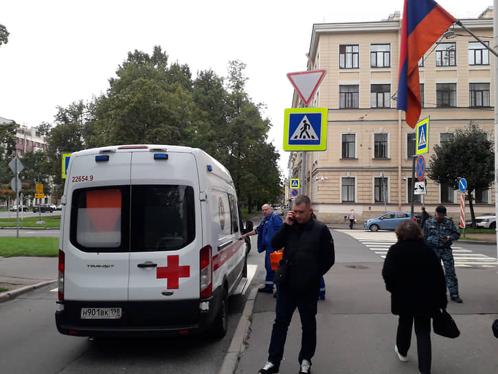 Ситуация у входа в неработающее здание консульства Республики Армения на Большом проспекте В.О. в Санкт-Петербурге днем 24 сентября.